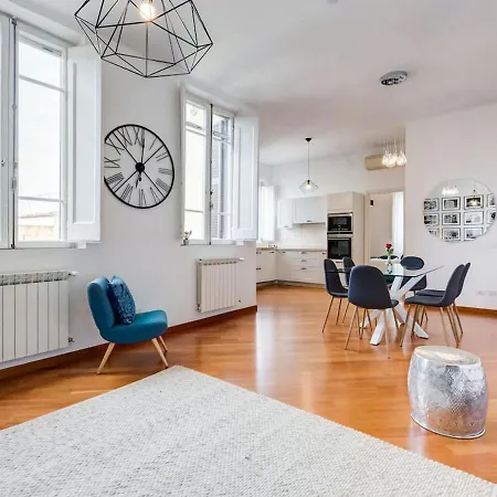 Modern, Stylish Flat Near Piazza Della Repubblica